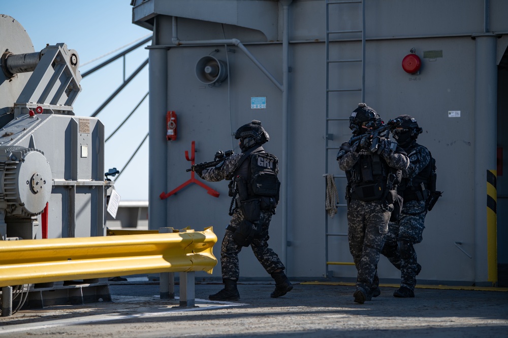 U.S. Navy SEALs, Chilean Navy SF, SOF Conduct VBSS Training