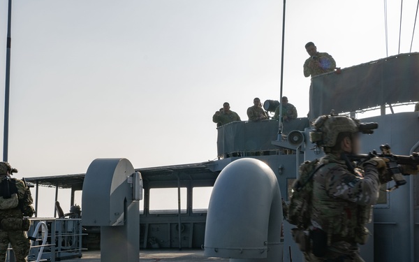 U.S. Navy SEALs, Chilean SF, SOF Conduct VBSS Training