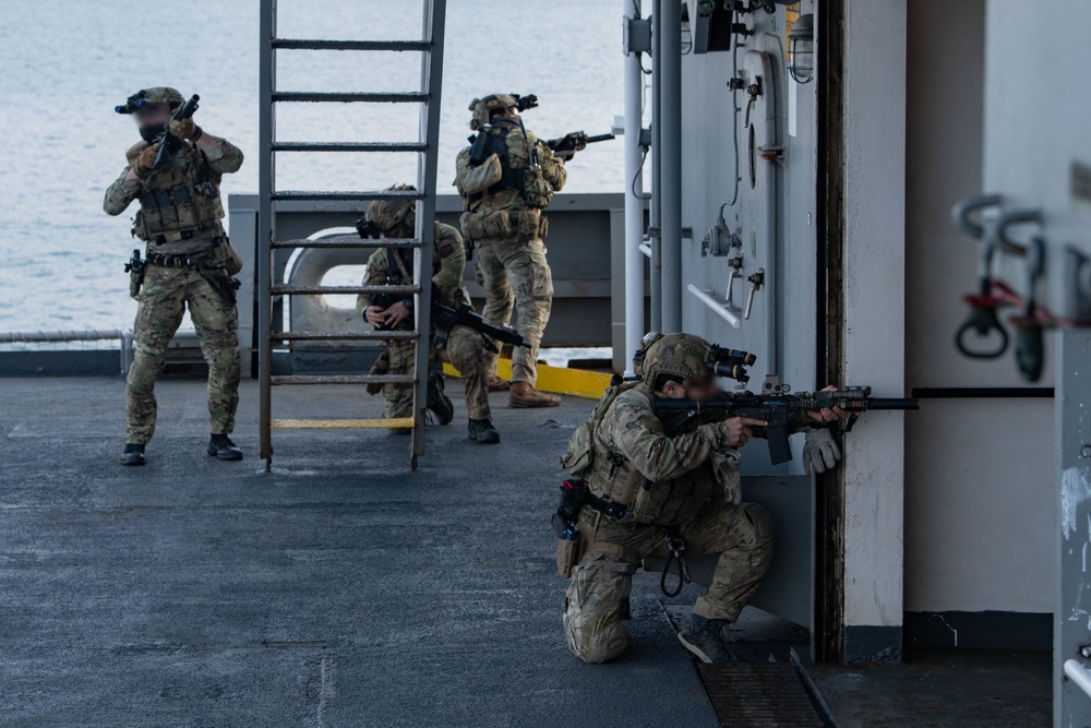 U.S. Navy SEALs, Chilean SF, SOF Conduct VBSS Training