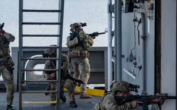 U.S. Navy SEALs, Chilean SF, SOF Conduct VBSS Training