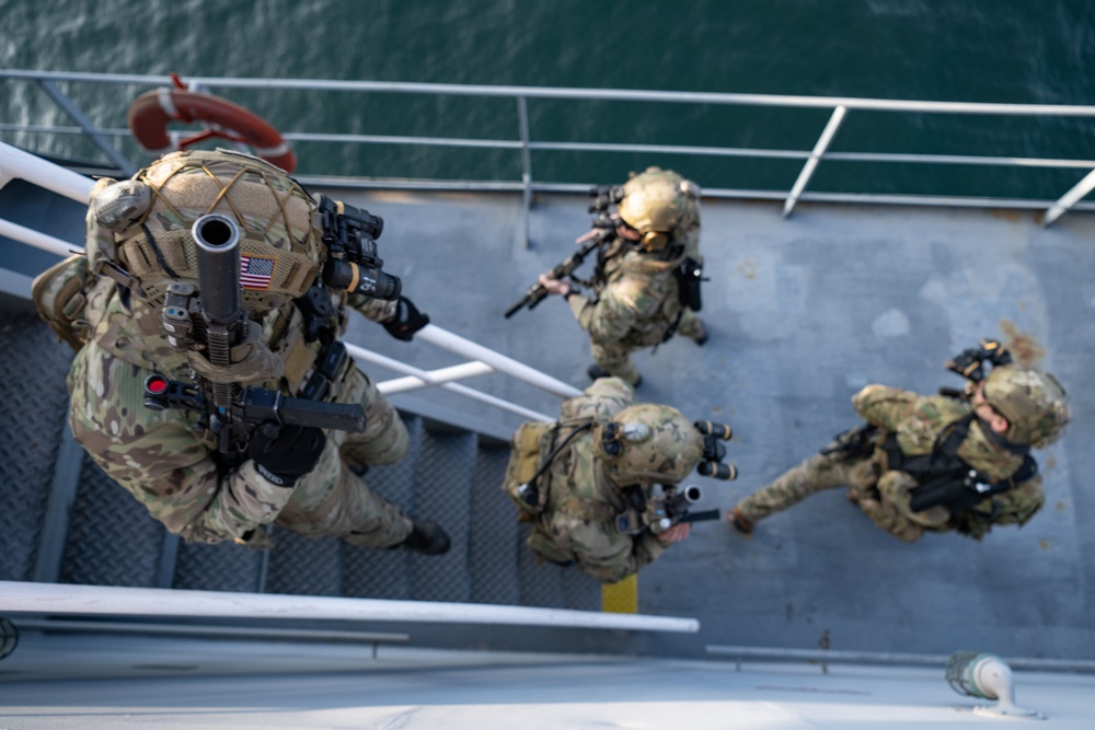 U.S. Navy SEALs, Chilean SF, SOF Conduct VBSS Training