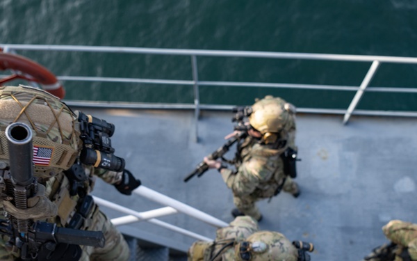 U.S. Navy SEALs, Chilean SF, SOF Conduct VBSS Training
