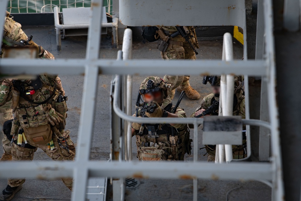 U.S. Navy SEALs, Chilean SF, SOF Conduct VBSS Training