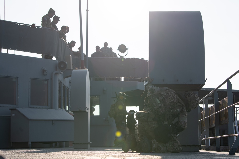 U.S. Navy SEALs, Chilean SF, SOF Conduct VBSS Training