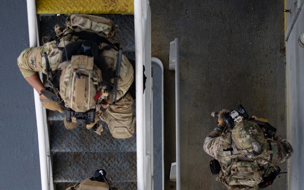 U.S. Navy SEALs, Chilean SF, SOF Conduct VBSS Training