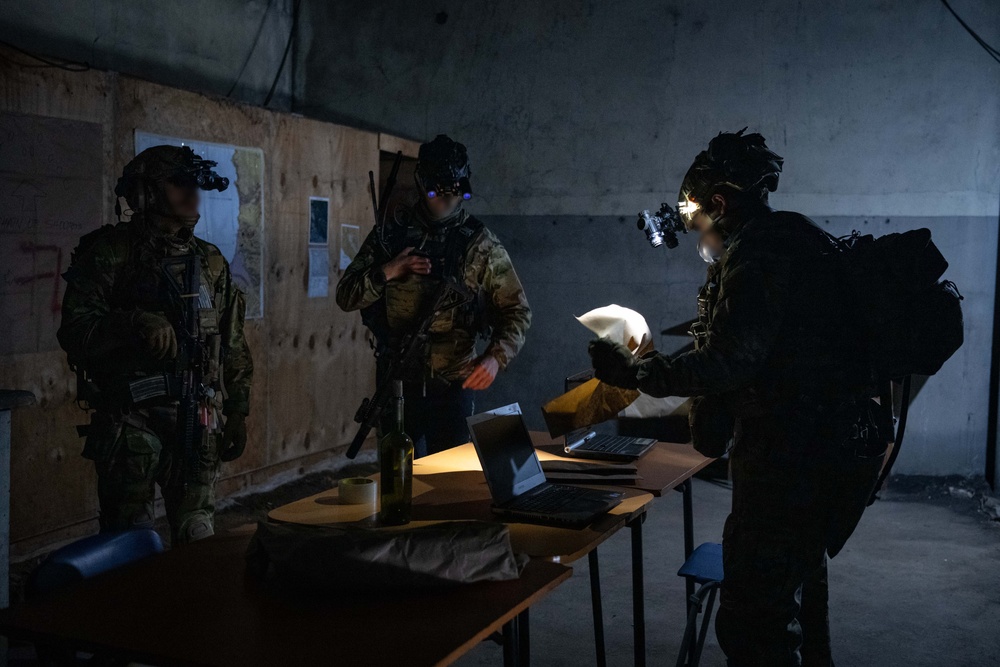 U.S. Navy Special Warfare, Chilean Special Forces Conduct Simulated Direct Action Raid Training