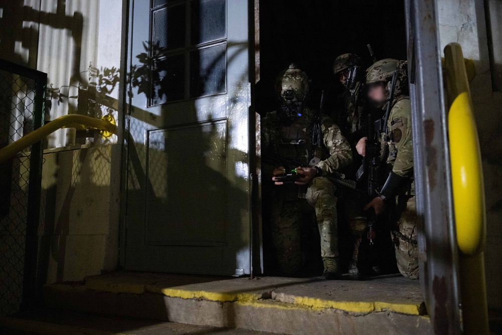 U.S. Navy Special Warfare, Chilean Special Forces Conduct Simulated Direct Action Raid Training