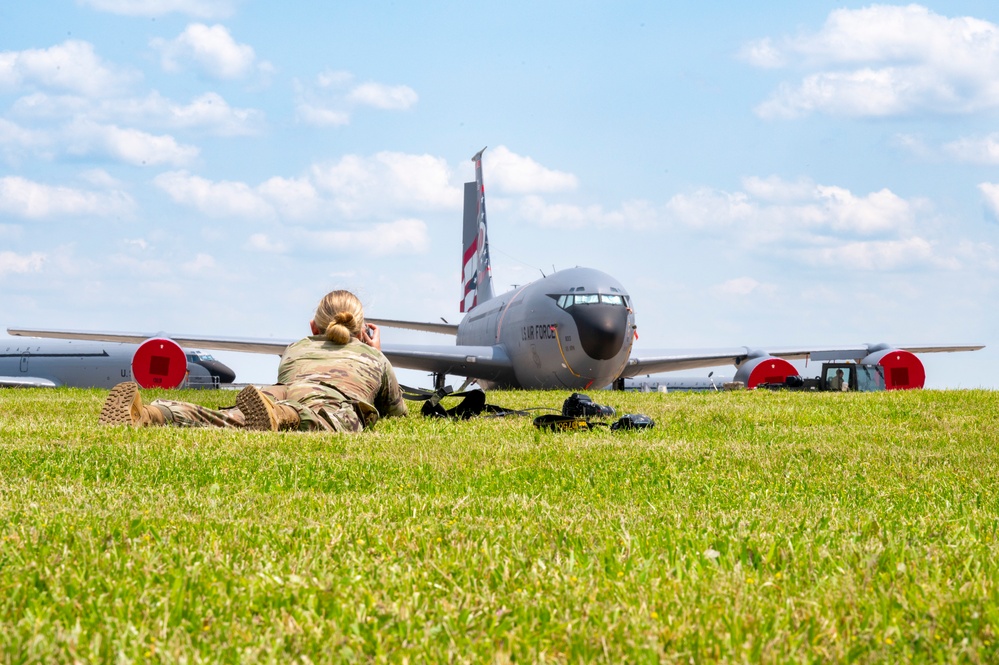 Capturing KC-135 Stratotanker Towing