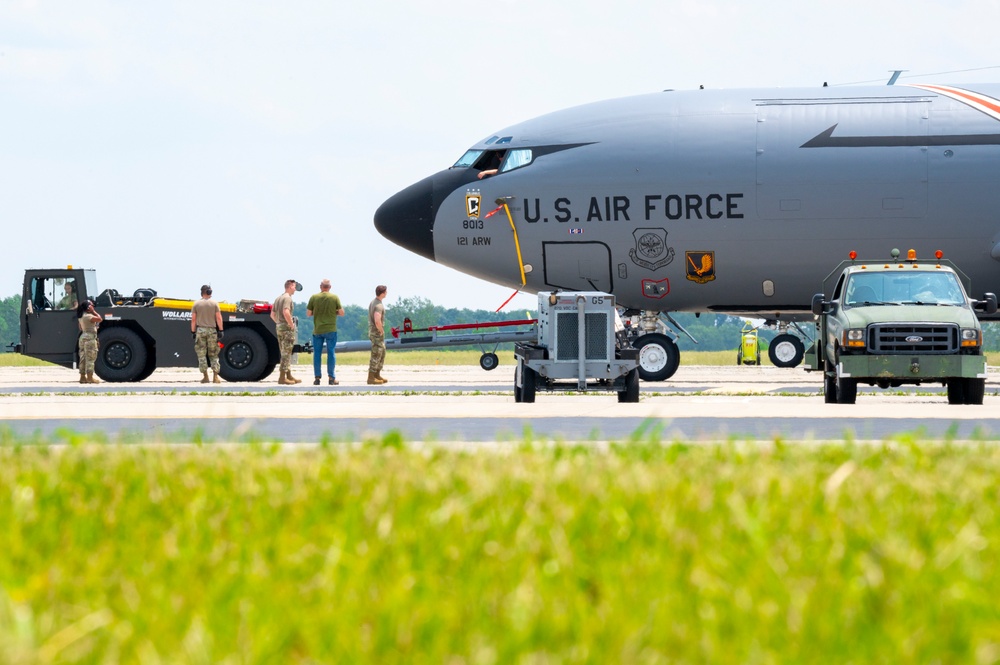 Capturing KC-135 Stratotanker Towing
