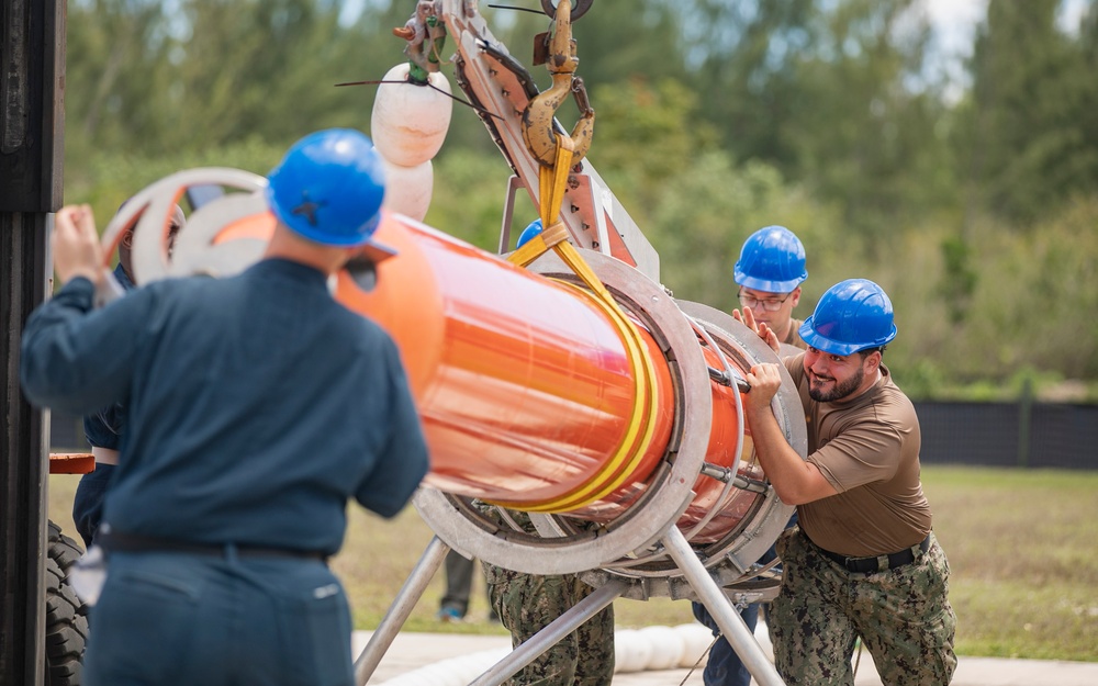 HSC-25 conducts helicopter torpedo retrieval training