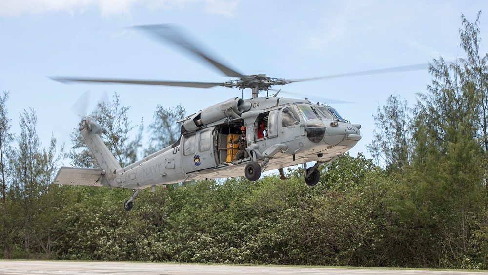 HSC-25 conducts helicopter torpedo retrieval training