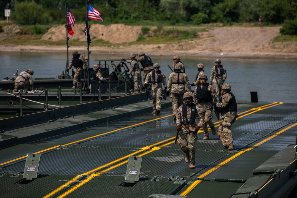U.S. and Romanian soldiers Conduct Wet Gap Crossing during Saber Guardian 25