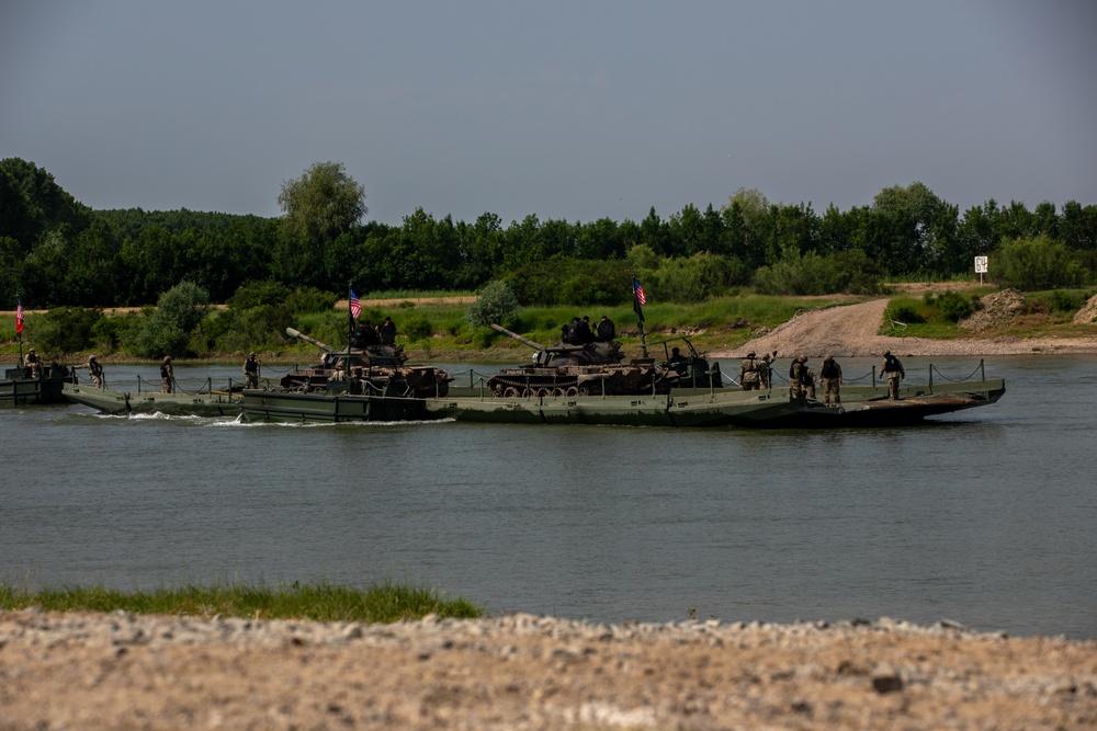 U.S. and Romanian soldiers Conduct Wet Gap Crossing during Saber Guardian 25