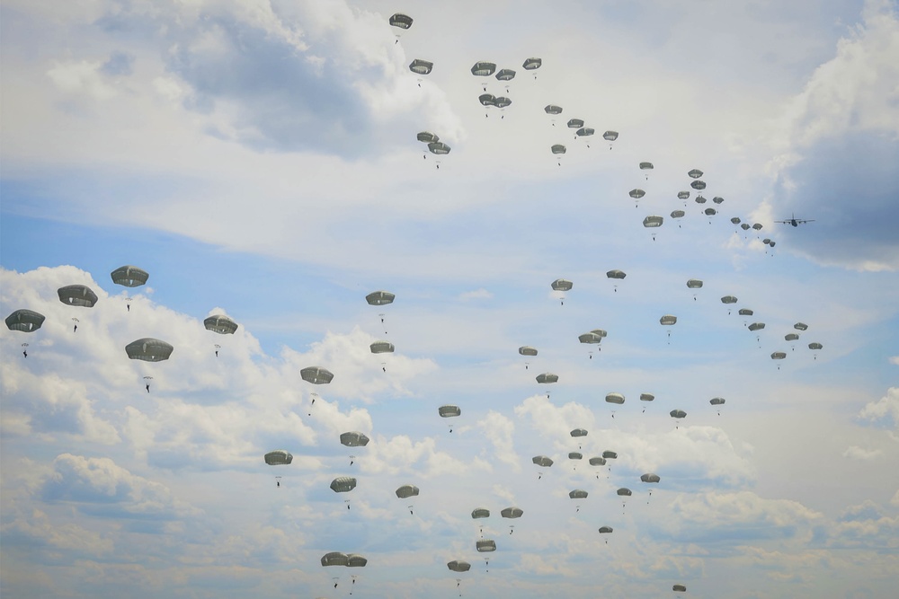 82nd Airborne Division: Airborne Operations (Parachute Drops)