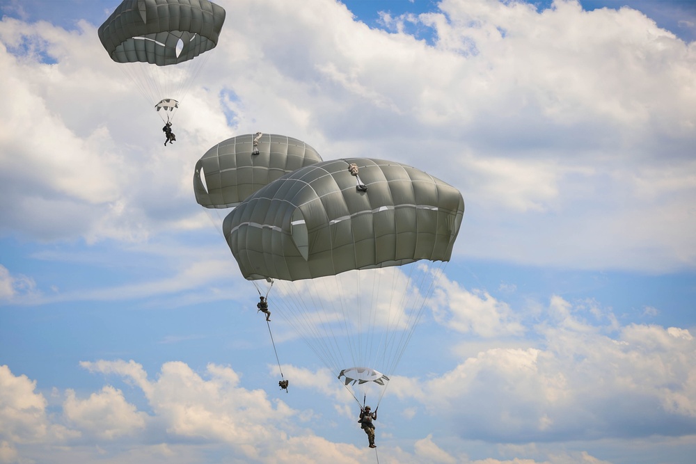 82nd Airborne Division: Airborne Operations (Parachute Drops)