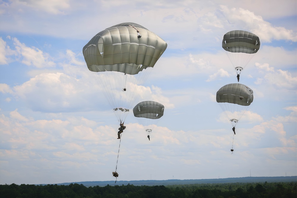 82nd Airborne Division: Airborne Operations (Parachute Drops)