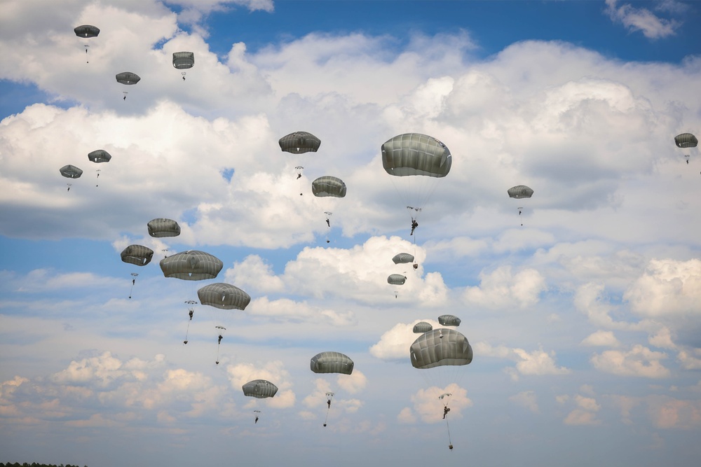 82nd Airborne Division: Airborne Operations (Parachute Drops)