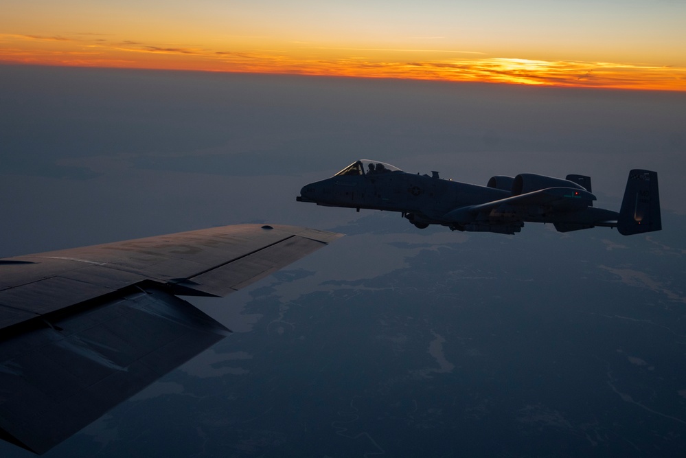 121st refuels &quot;Warthog&quot; over the skies of Virginia