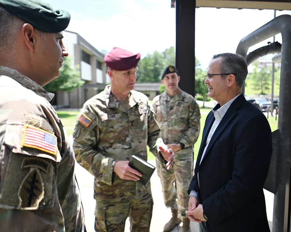 Top Defense Department Official Visit the U.S. Army JFK SApecial Warfare Center and School