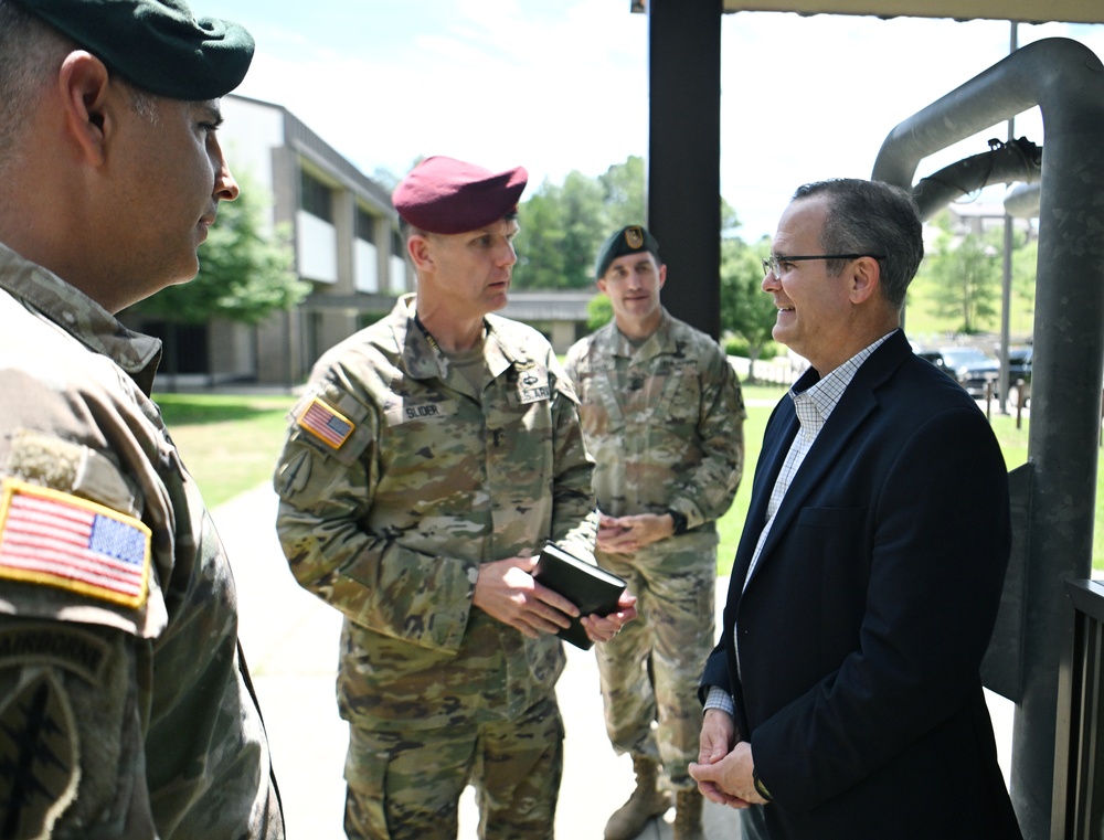 Top Defense Department Official Visit the U.S. Army JFK SApecial Warfare Center and School