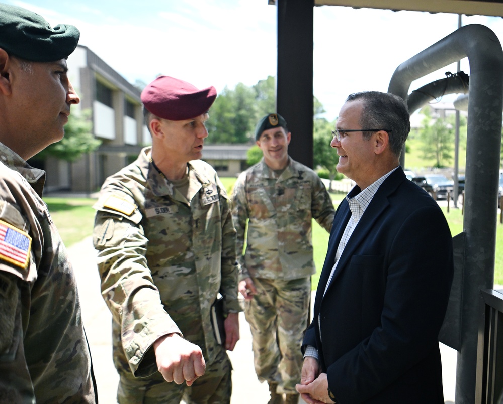 Top Defense Department Official Visit the U.S. Army JFK SApecial Warfare Center and School