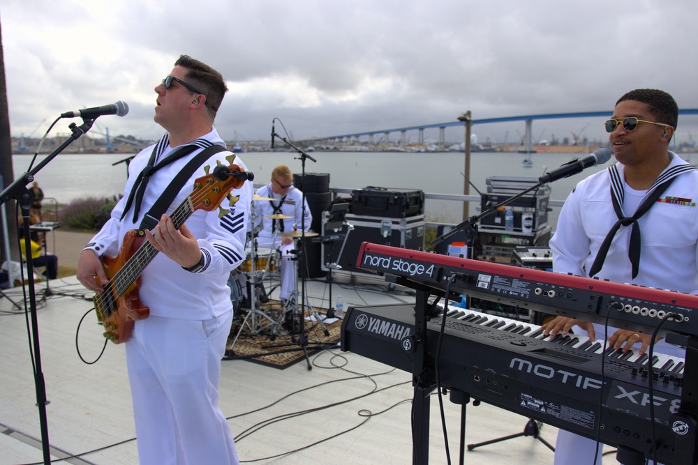 Navy Band Southwests Popular Music Group performs at 38th Navy Bay Bridge Run/Walk.