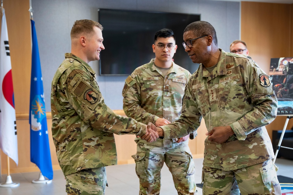 USTRANSCOM Commander visits Osan