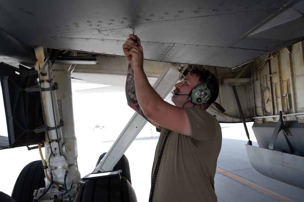 KC-135 Stratotanker defuel