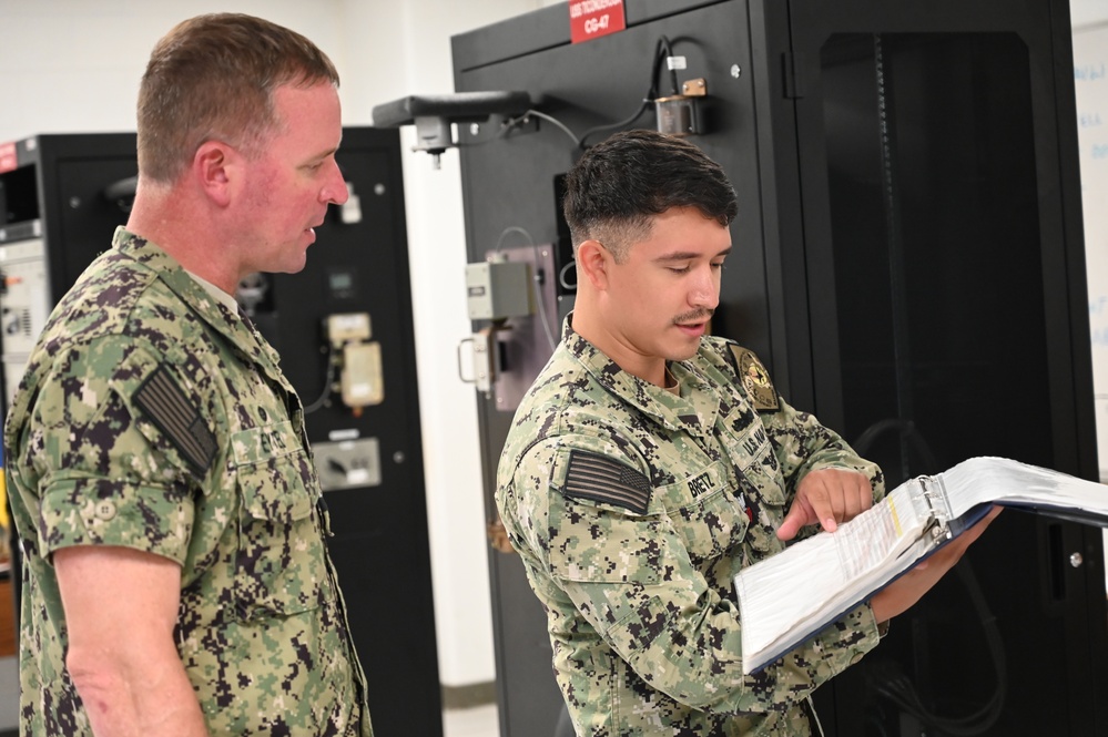 Commodore Richard Eytel visits Surface Combat Systems Training Command Great Lakes