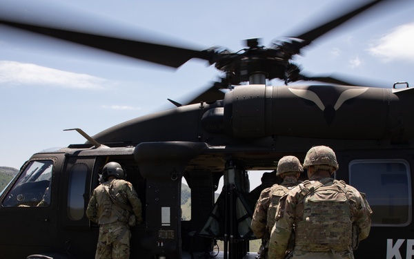 U.S. Soldiers assigned to RC-E's Task Force Aviation and Maneuver Battalion conduct an aerial insertion along the ABL in Kosovo