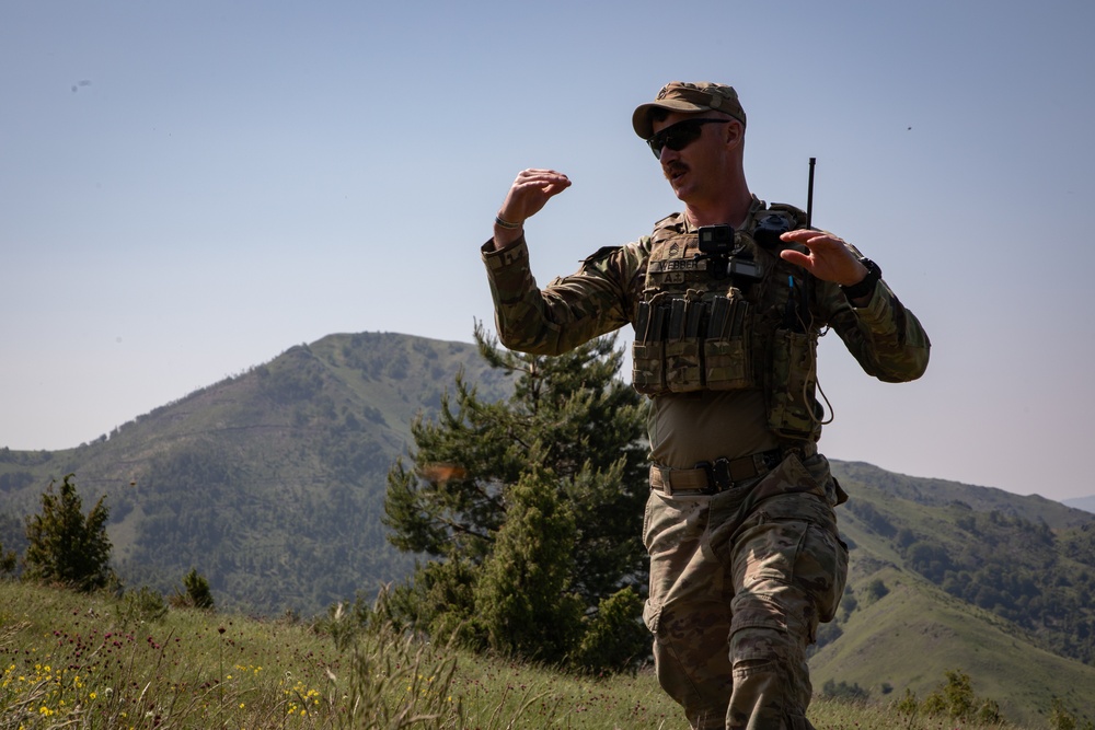 U.S. Soldiers assigned to RC-E's Task Force Aviation and Maneuver Battalion conduct an aerial insertion along the ABL in Kosovo