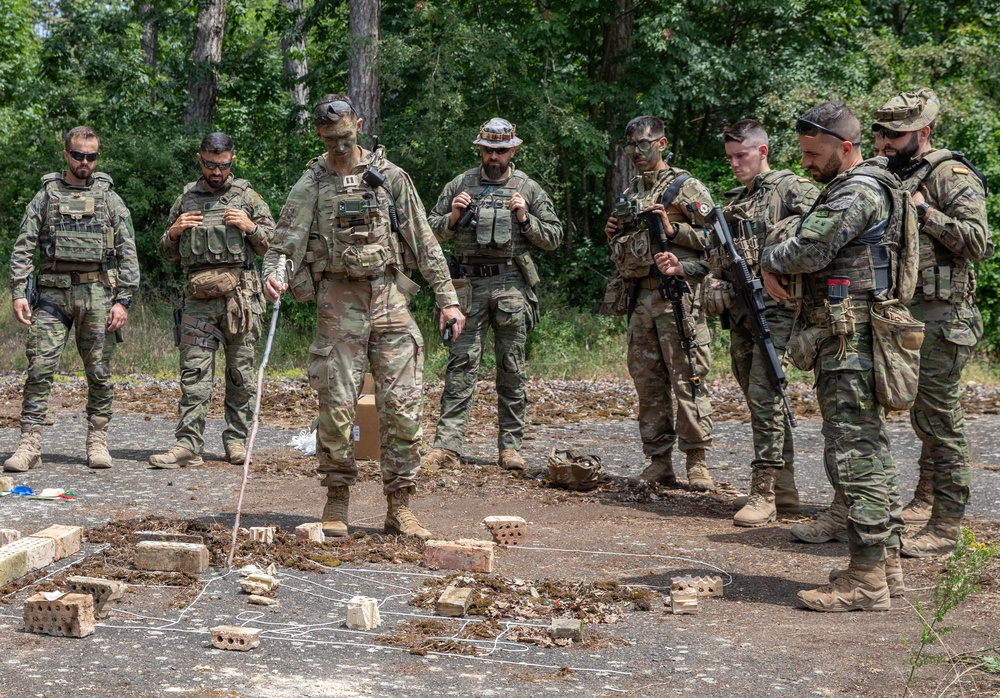 2CR Soldiers conduct CQB training with Spanish Armed forces