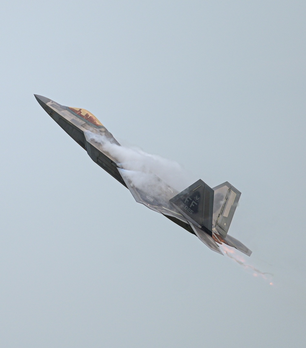 F-22 Demo Team Sharpens Skills with Precision Flight Practice