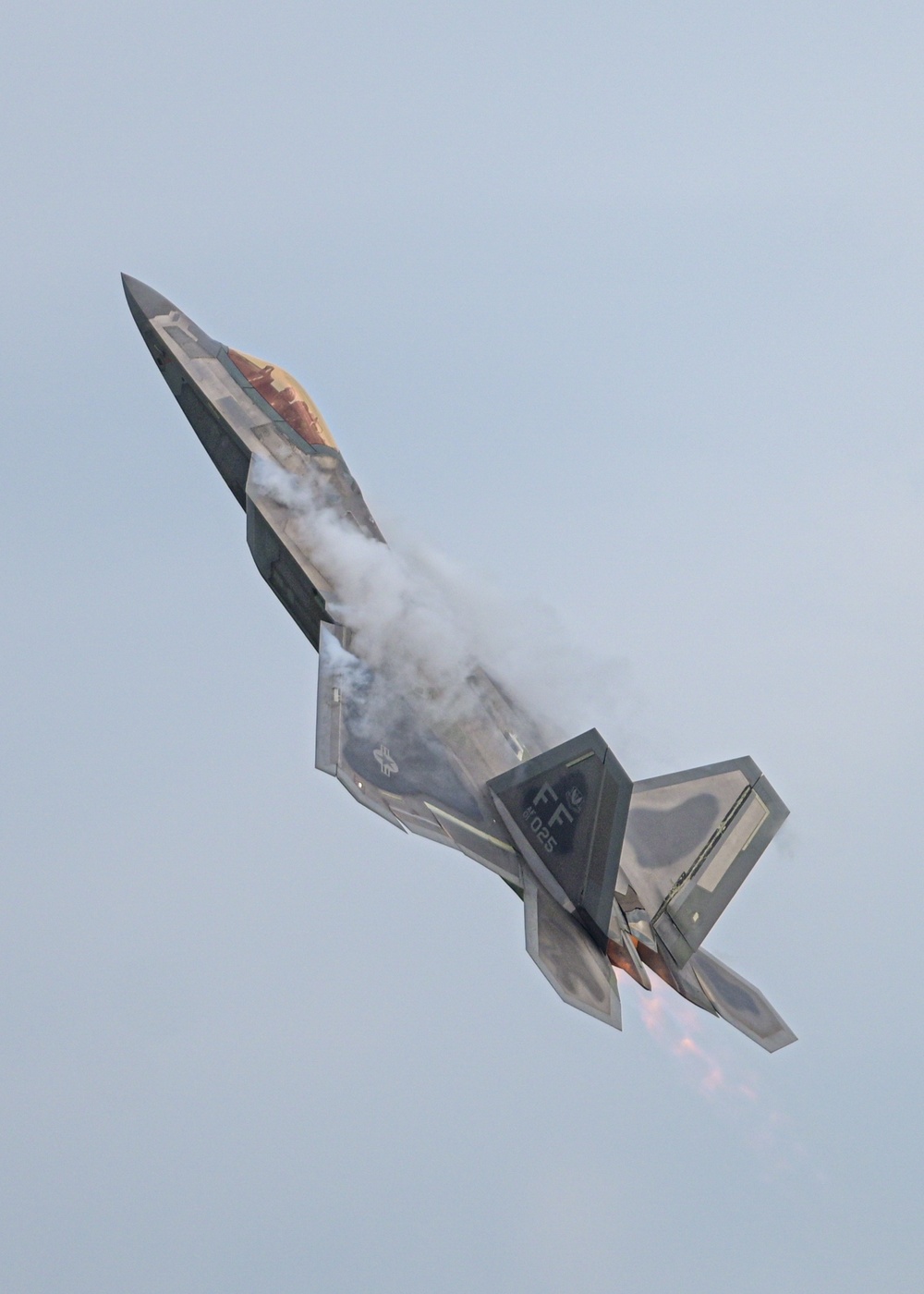 F-22 Demo Team Sharpens Skills with Precision Flight Practice