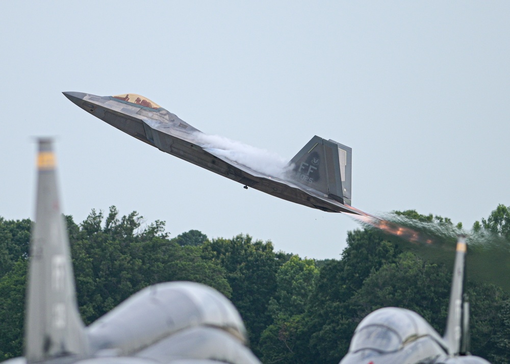 F-22 Demo Team Sharpens Skills with Precision Flight Practice