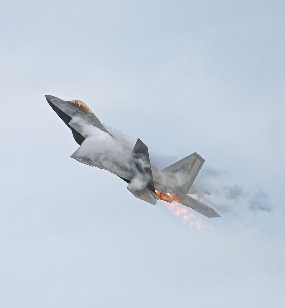 F-22 Demo Team Sharpens Skills with Precision Flight Practice