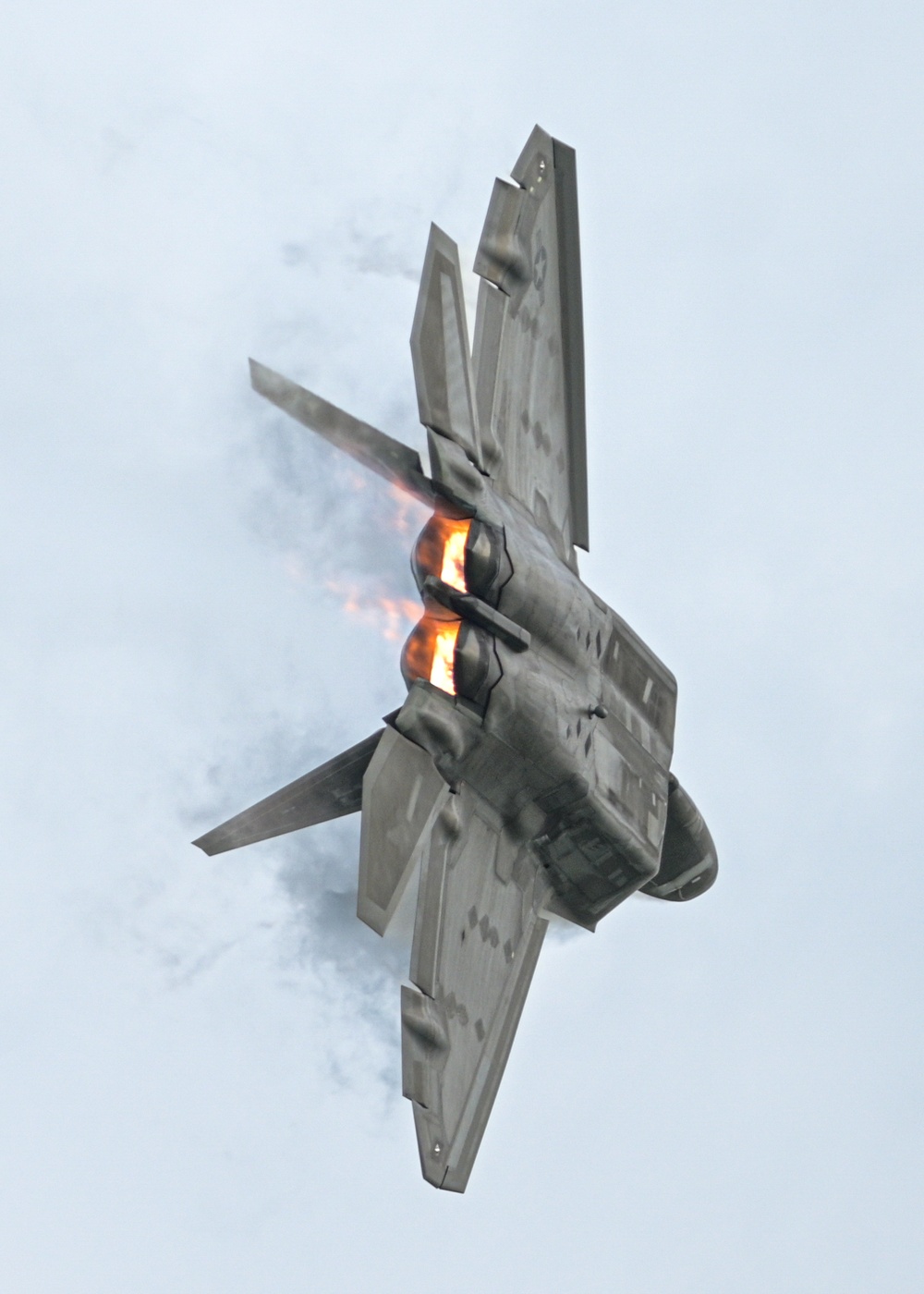 F-22 Demo Team Sharpens Skills with Precision Flight Practice