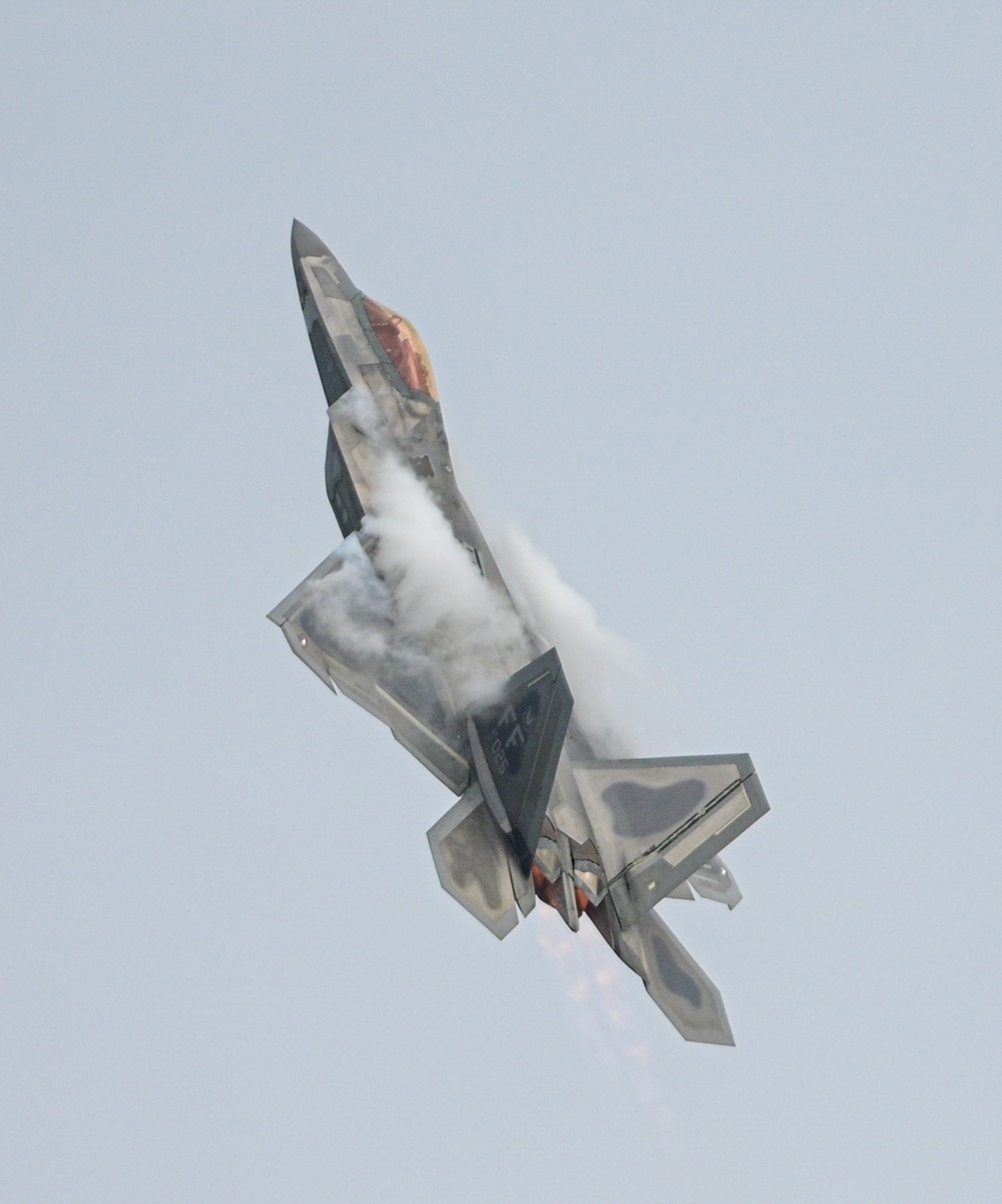 F-22 Demo Team Sharpens Skills with Precision Flight Practice