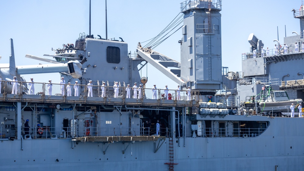 MANNING THE RAILS ABOARD USS HARPERS FERRY