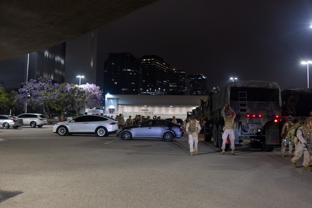 U.S. Marines arrive at federal building to assist California National Guard