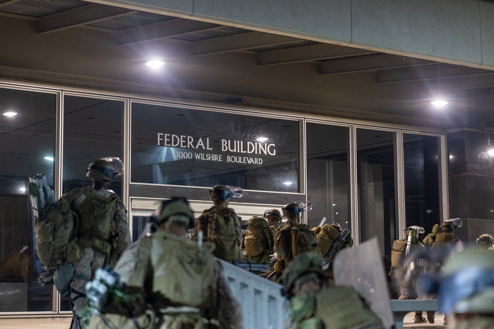 U.S. Marines arrive at federal building to assist California National Guard