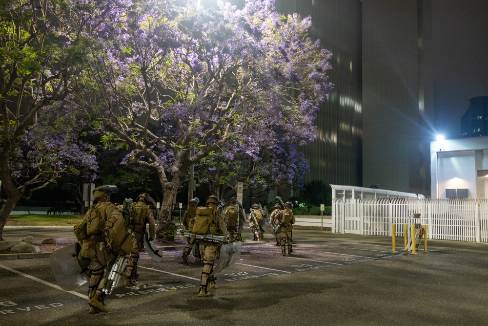 U.S. Marines arrive at federal building to assist California National Guard