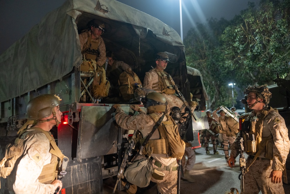 U.S. Marines arrive at federal building to assist California National Guard