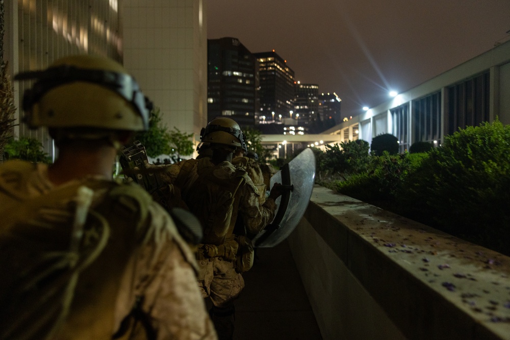 U.S. Marines arrive at federal building to assist California National Guard