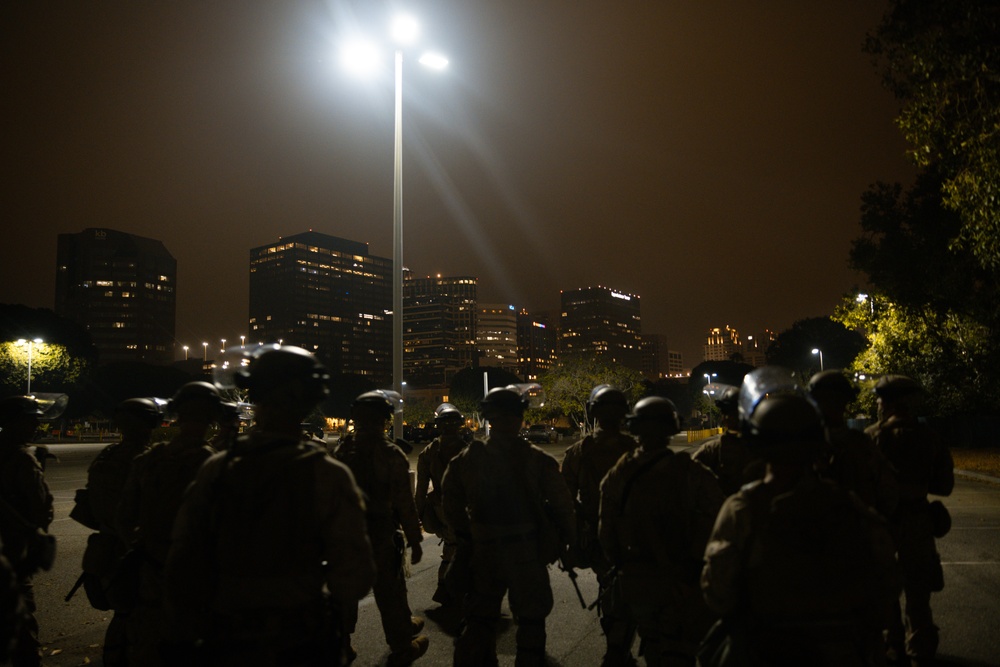 U.S. Marines arrive at federal building to assist California National Guard