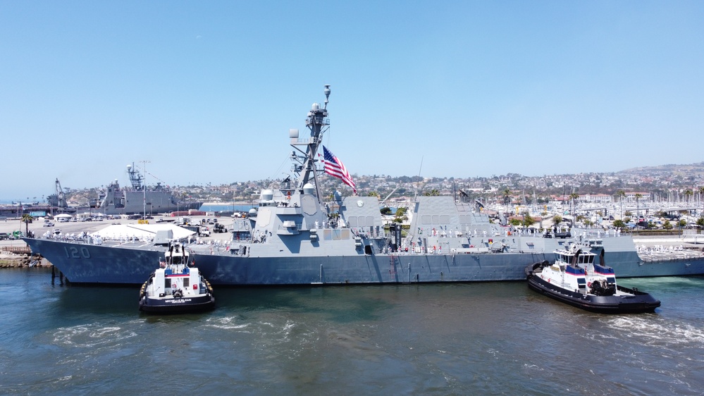 MANNING THE RAILS ABOARD USS CARL M LEVIN