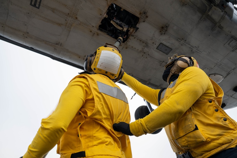 Vertical replenishment training aboard Somerset