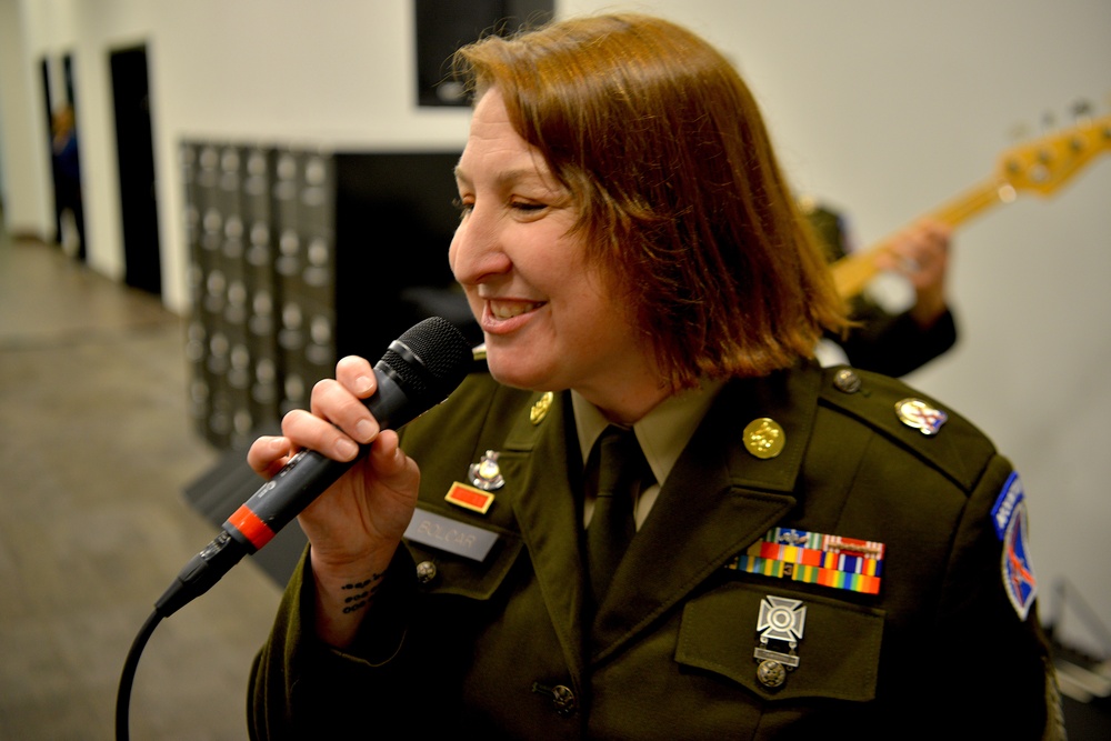 Soldiers and Cake Boss celebrate Army 250th Birthday in factory