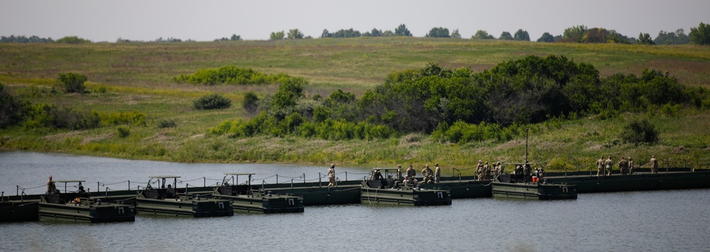 Missouri National Guardsmen Conduct a Wet-gap Crossing