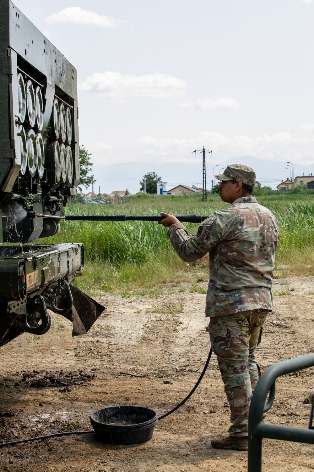 41st FAB washes down MLRS before transportation procedures during Saber Guardian 25